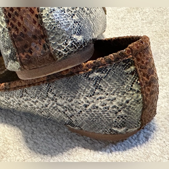 Cynthia Vincent, Snakeskin Patterned Ballet Flats - Picture 6 of 9